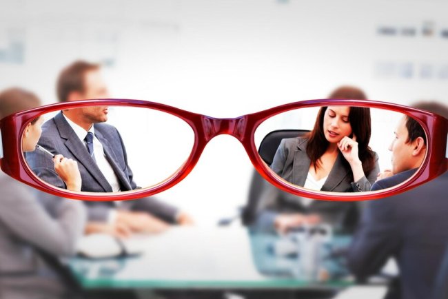 Contacts vs. Glasses: What’s the Better Option?